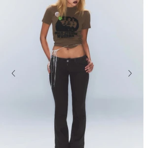 Svarta bootcut jeans - Snygga svarta lågmidjadd bootcut jeans. Perfekta för både vardag och fest! Helt nya, aldrig använda då de är för små för mig (råkade beställa en för liten storlek) 💕💕 Det är midjemått : 64,5cm och innerbenelängd : 81cm❤️