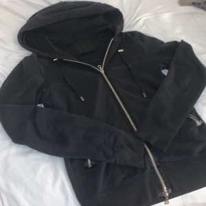 Svart Limitato Zip up - Säljer en svart limitato zip up i storlek Xs/S kan gå lägre än nuvarande pris!