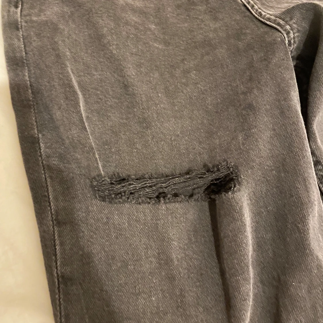 Svarta jeans med slitningar - 93