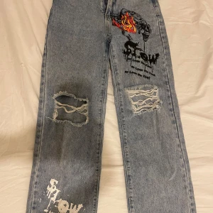 Jeans  - Hägmidjade blåa jeans med tryck på benen, pris kan diskuteras vid snabb affär 