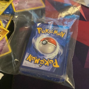 Pokémonkort Mystery box/påse - Säljer pokemon mystery boxes med tjugo kort i för bra pris. Det finns från 1-3 rare kort i. Har ugnefär tio stycken just nu.