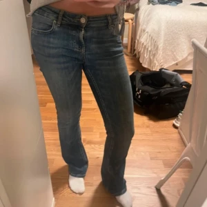 Blå jeans från Zara - Säljer ett par snygga blå jeans från Zara i storlek 34. De är i bra skick. Perfekta för vardagsbruk med en bekväm passform. Lågmidjade 