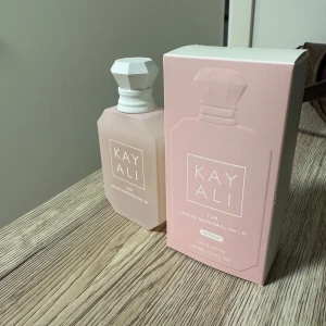 Kayali Yum marsmwllow Eau de Parfum - Säljer en superfin parfym från Kayali, Yum marsmellow Flaskan är ljusrosa med en elegant, geometrisk kork. Doften är söt och krämig, perfekt för dig som älskar gourmand-dofter. Kommer i en snygg förpackning som matchar flaskan. Perfekt som present eller för att skämma bort dig själv! 50 ml