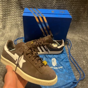 Campus  Adidas x Bape - Säljer dessa helt nya 10/10 campus med samarbete med Bape. Allt OG ingå! Vid minsta lilla fråga är det bara att hojta! Kvitto finns