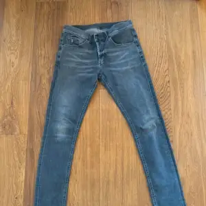 Säljer ett par grå jeans från dondup modell George  i bra skick. De har en klassisk femficksdesign och en snygg tvättad look. Perfekta för vardagsbruk och kan matchas med det mesta i garderoben.