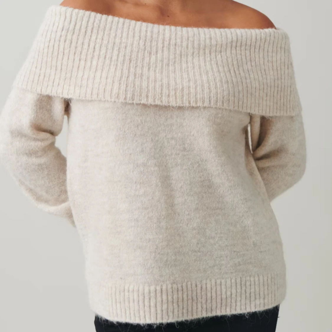 Beige offshoulder tröja - 90