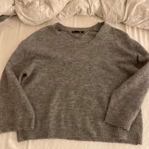 Grå urringad stickad tröja från 157 - rå stickad tröja från lager 157 som typ aldrig använd 💗