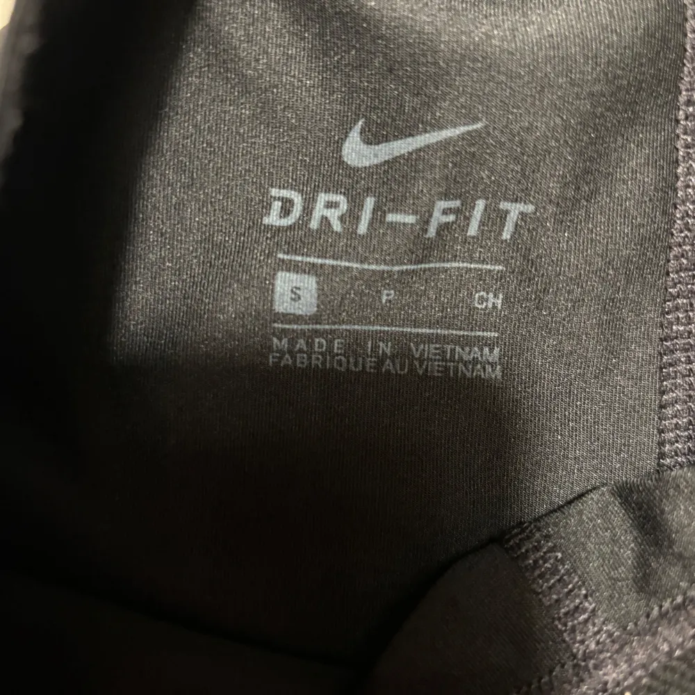 Säljer ett par svarta Nike Pro leggings i storlek S. De är tillverkade i Dri-FIT-material som håller dig torr och bekväm under träning. Perfekta för gymmet eller löprundan! De har en tight passform och Nike-loggan på benet.. Sportswear.