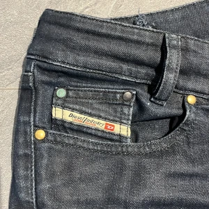 Mörkblå lowwaist jeans från Diesel - Säljer ett par mörkblå Diesel jeans i bra skick. Jeansen har en bootcut-stil och är perfekta för både vardag och fest. Ett av mina favorit par som jag använt i några år men är fortfarande i bra skick på grund av den bra kvaliteten. I jeansen står det storlek w31 o L34, de passar perfekt på mig som är 163 men har långa ben. Väldigt låg i midjan.