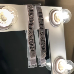 Victoria’s Secret bh - säljer Victoria’s Secret bh-band av strass! i bra skick men det finns en mycket liten defekt om du böjer remmen på ett visst sätt kommer strassarna att se ut att komma ut trots att de inte gör det! (sista bilden)