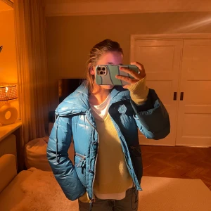 Vinter jacka  - Säljer denna super coola blå vinterjacka💕💕