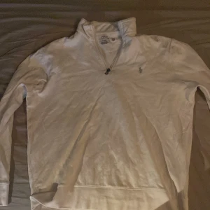 Vit 1/4 zip tröja från Polo Ralph Lauren - Säljer en vit Polo Ralph Lauren nypris ca 2000kr är i nyskick inget sönder