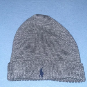 Grå Polo Ralph Lauren mössa - Säljer min gråa polo Ralp Lauren mössa. Den är  i bra skick. Anledningen till att jag säljer mössan är att jag den passar inte min stil.