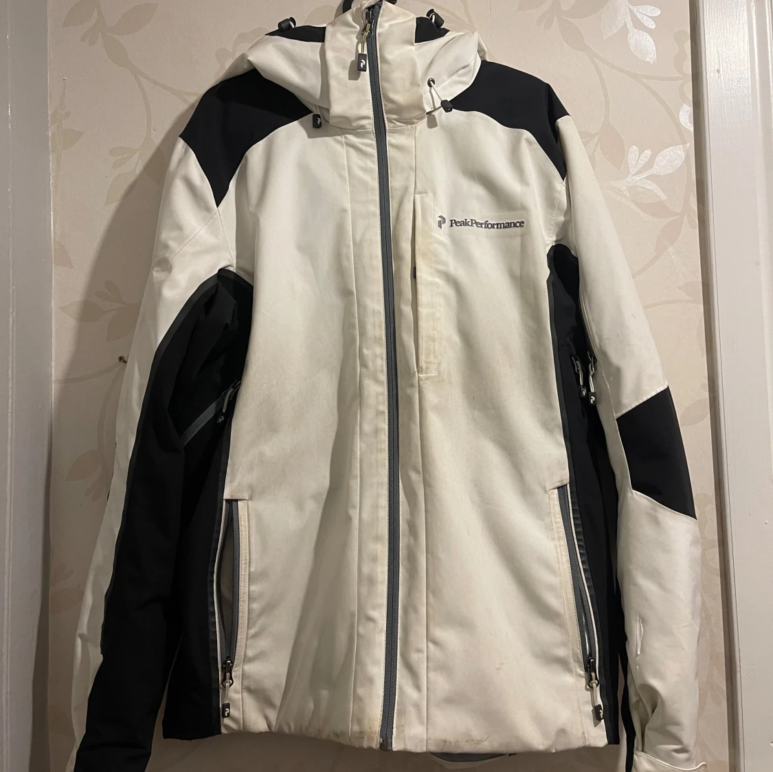 Vit och svart jacka från Peak Performance
