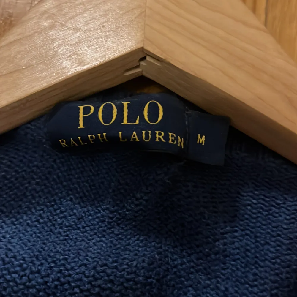 Tja, säljer nu denna feta stickade Ralph Lauren Crewnecken! Cond:~8-10, Självklart äkta! Perfekt för den som vill vara stilren i vardagen eller fetaste outfiten på festen 🍾💙Kom Pm för frågor eller eventuella prisförslag! . Tröjor & Koftor.