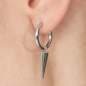 Edblad örhängen med nit i silver! Sänkt pris!💕 - Säljer mina Edblad örhängen i silver! (Pris kan diskuteras ) De har en nit som man kan ta bort om man vill (bild 4 och 5), dem är i äkta silver och använt fåtal gånger! Köpta för 399 kr💕 tyvärr saknas original förpackningen!