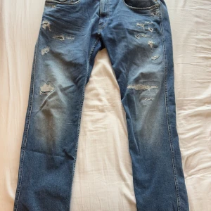 Replay jeans - Säljer ett par snygga blå jeans från Replay i modellen Anbass. De är slim fit och i nyskick då de bara använts två gånger. 