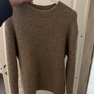 Stickad  - Stickad tröja från hm, väldigt fint skick 