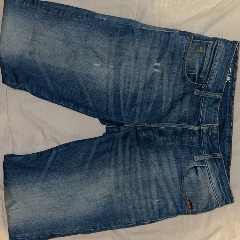 Säljer ett par snygga blå jeans från G-Star RAW i modellen ARC 3D SLIM. De har en slim passform och är i bra skick. Hör av er om ni är intresserade!. Jeans & Byxor.