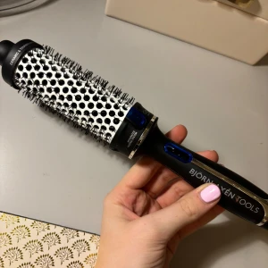 Björn Axén Tools värmsteborste - Säljer min värmeborste från Björn Axén. Endast använd någon gång ❤️ Storlek 38 mm