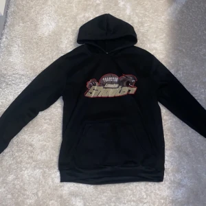 Trapstar hoodie - En trapstar Hoodie i storlek M. Använd 1-2 gånger men den är tyvärr inte äkta. Köpt för 700. Om man vill ha byxor får man kontakta mig för Har tyvärr inte koll på vart dom är exakt😅 Men Gosig och Varm hoodie inför vintern!