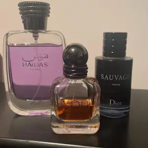 Säljer tre olika herrparfymer: Hawas For Him med en lila ton och elegant flaska, Emporio Armani Stronger With You Intensely i en stilren glasflaska med mörk bärnstensfärg, och Dior Sauvage Parfum i en klassisk svart flaska. Perfekta för olika tillfällen och stilar. Passa på att köpa dessa populära dofter! Det finns ungefär 15ml kvar i Stronger With You Intensely flaskan, 25ml i Dior Sauvage Parfum flaskan och 90ml i Hawas flaskan. Kan sälja flaskorna enskilt till rätt pris!