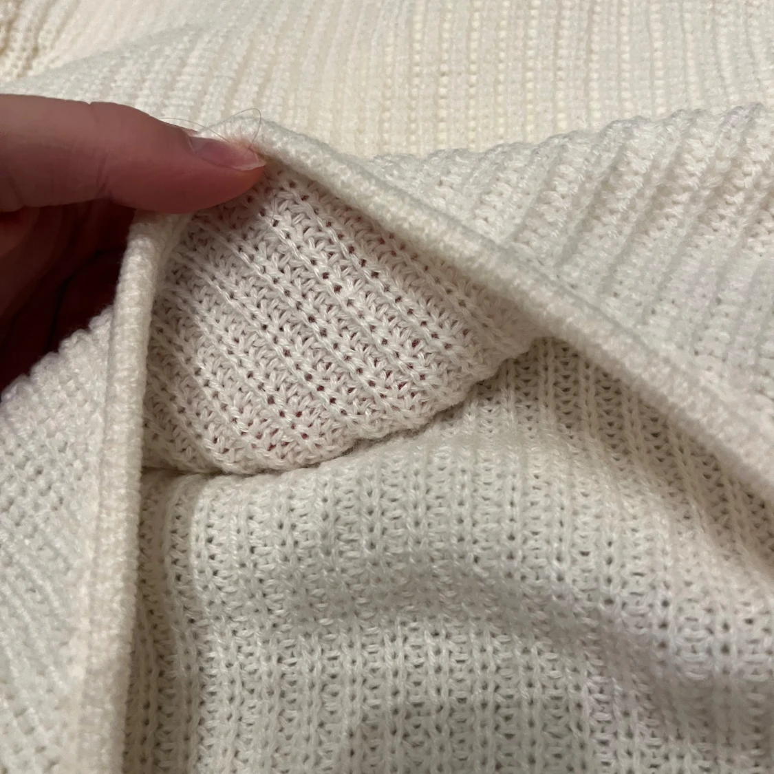 Vit rosett stickad 💝 - 92