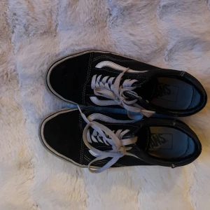 Svarta sneakers från Vans - Säljer ett par klassiska svarta Vans sneakers. Lite skitiga och slitna så öppen för prisförslag.💓💓