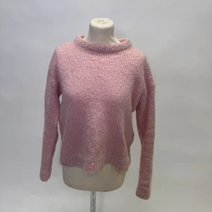 Rosa stickad tröja - Mysig rosa stickad tröja i ett fluffigt material. Perfekt för kyliga dagar med sin bekväma passform och långa ärmar. Den har en enkel design som gör den lätt att matcha med olika outfits. Ett måste för höst- och vintergarderoben! 💖