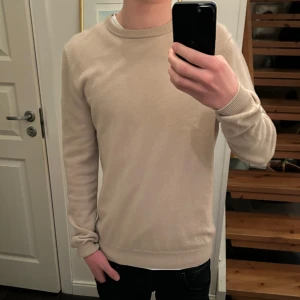 kashmirtröja från John Henric - Säljer en 100% Kashmir tröja från John Henric. Den är i väldigt bra skick och inga defekter. Tröjan säljs ej längre!! Nypris ligger runt 2000kr. Hör av dig vid funderingar 