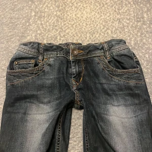 low waist jeans  - jätte snygga low waist jeans, vintage från decorp, säljer då dom är för stora, köpare står för frakt, pris kan diskuteras 💕