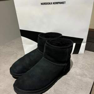 Säljer ett par svarta UGG-boots i mocka. De är supermysiga och perfekta för kalla dagar. Bootsens insida är fodrad för extra värme och komfort. De är i mycket bra skick och perfekta för höst och vinter. 