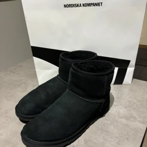 Svarta boots från UGG - Säljer ett par svarta UGG-boots i mocka. De är supermysiga och perfekta för kalla dagar. Bootsens insida är fodrad för extra värme och komfort. De är i mycket bra skick och perfekta för höst och vinter. 