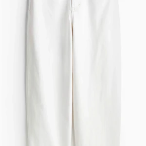 Baggy jeans  - Vita extra flare jeans. Använda en gång. Säljer då dem inte är min stil. (Stryks innan dem postas) stl 38 funkar även som stl 40. Nypris 400kr. 