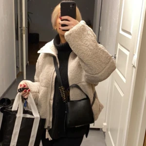 Teddyjacka från H&M - Säljer denna populära teddyjacka från HM som är slutsåld. Använd ett fåtal gånger och ser ut som ny, lika fluffig och inga tecken på användning. 