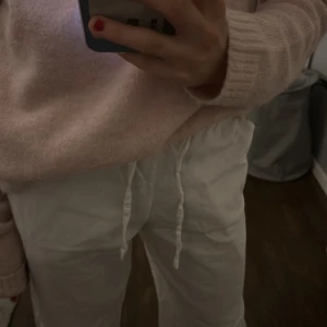 Vita linnebyxor - Ett par vita linnebyxor från Gina!💓 Det är low waist och är i mycket bra skick! Jag säljer dem eftersom jag råka köpa 2! Köpt för 299 och säljer för 149, storlek 152💓 Lägg prisförslag!