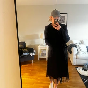 Lång kjol - Längre svart kjol med två lager tyg. Supercool och i bra skick. Midjan är i resår så passar både upp och ner i storlek 🥰🤝 köparen står för frakten 