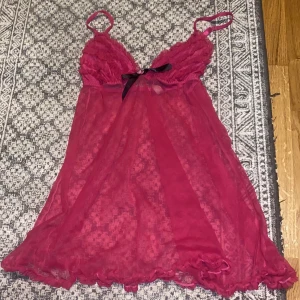 Lingerie rosa spets linne😻😻 - Skit snyggt lingerie linne med en liten rosett och hjärta perfekt för alla hjärtans dag🤌🤌lite längre går till höfterna typp