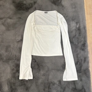 Gina Tricot  - En jättefin vit tröja från Gina i stl S men som passar XS. Använd 2/3 gånger så bra skick. 🤍