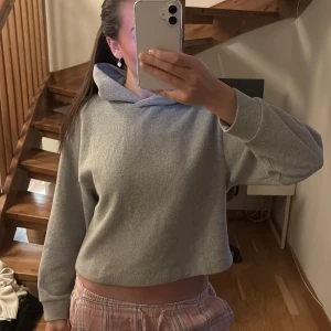 Grå croppad hoodie - Säljer en supermjuk och bekväm grå croppad hoodie. Perfekt för en avslappnad stil, med långa ärmar och en klassisk huva. Passar perfekt till både mysiga hemmakvällar och en chill dag ute. 🩶