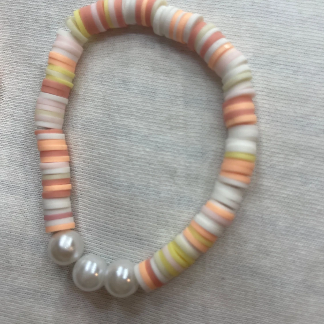 Färgglatt armband med pärlor och berlock - 90