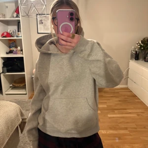 hoodie - grå hoodie ifrån GinaTricot i storlek S, inga defekter förutom att den har fått lite smink på sig som man ser på andra bilden, ganska så väl använd 💕