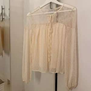 Topp med snörning - Säljer denna söta topp från Anna field. Storleken är XS men skulle säga att den passar S också 