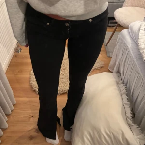 Svarta jeans  - Säljer mina super snygga low waist bootcut jeans från only då dem inte längre kommer till användning. Dem är i ett bra skick utom lappen där bak som lite sönder. Dem är väldigt små i storleken.