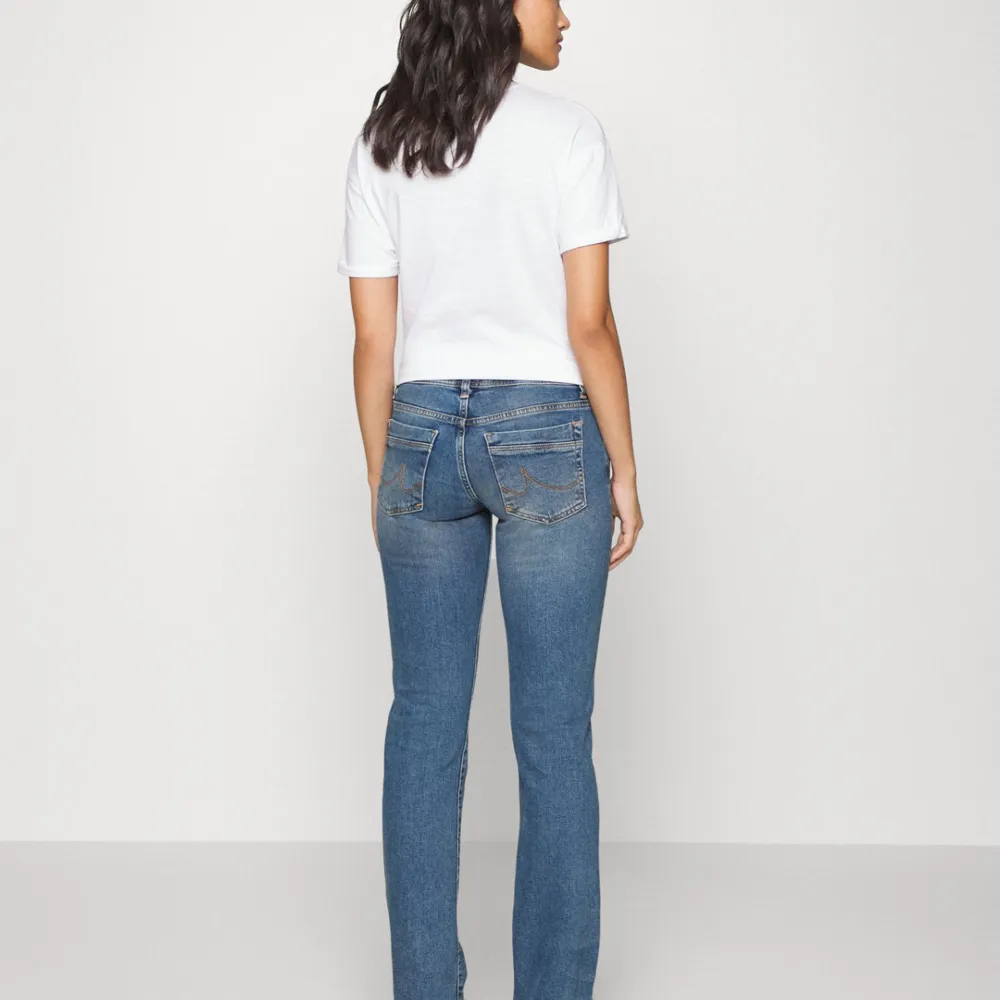 Säljer ett par superfina blå bootcut jeans från ltb.  Jeansen är i nyskick skick, använda max 2-3 gånger. Säljs för ja köpte fel benlängd. . Jeans & Byxor.