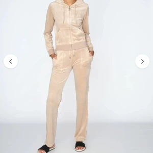 Beige juicey set - Säljer en supermjuk och bekväm juicey set. Perfekt för mysiga dagar hemma eller en avslappnad dag ute. Använd några gånger men i nytt skick.