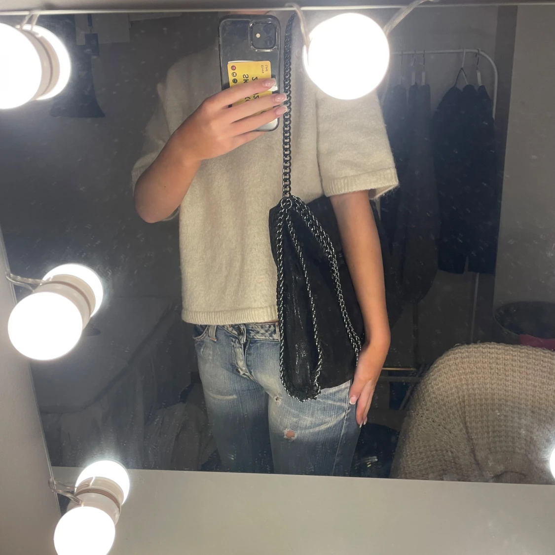 Svart axelväska med kedjedetaljer