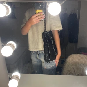 Svart axelväska med kedjedetaljer - Säljer en snygg svart axelväska i nyskick. Använd 3-5 gånger💞