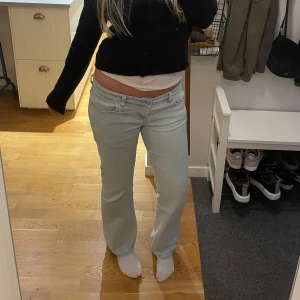 Ljusblå jeans från LTB - Säljer dessa jättefina ljusblåa lågmidjade jeansen från LTB i storlek W29L30. Kommer inte till användning. Är ungefär 175 cm så de är lite korta på mig också. Kom privat för fler frågor eller bilder!💗