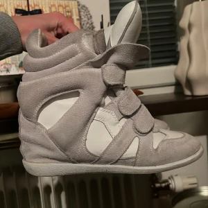Isabel Marant sneakers - Säljer ett par vita Isabel Marant sneakers!🩰🍵jättefint skick! Har ej box till 